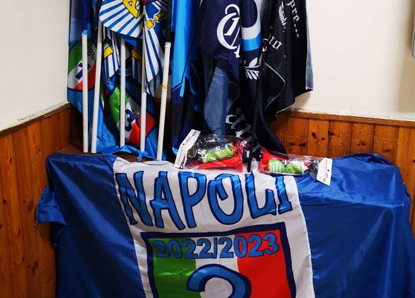 È caccia alla vendita abusiva di sciarpe e bandiere del Napoli: merce sequestrata