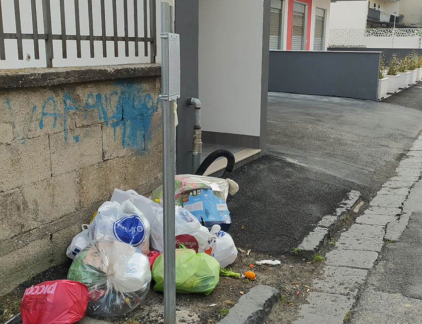 Marigliano, la denuncia:  cumuli di immondizia abbandonati in via Mazzini