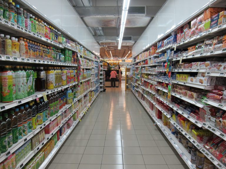 Rubati alimenti e soldi in un supermercato: indagini in corso