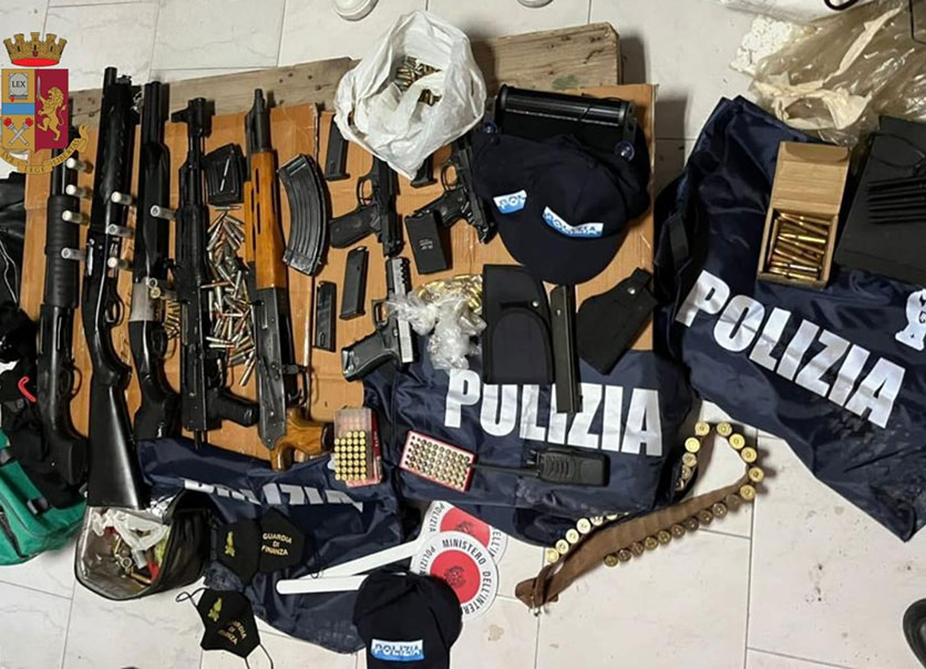 Pomigliano, arsenale in auto e a casa: arrestato 53enne
