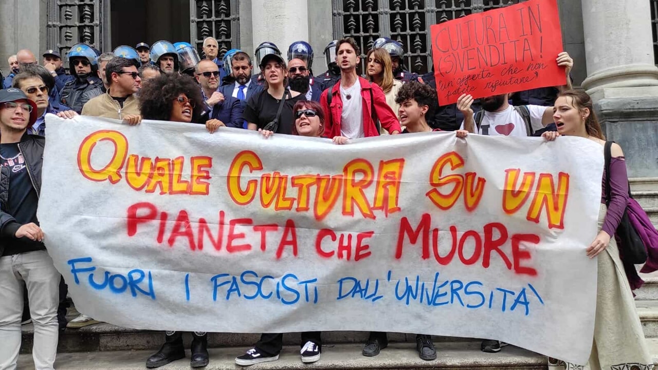 Napoli, gli studenti della Federico II contro il ministro Sangiuliano presente nell'ateneo
