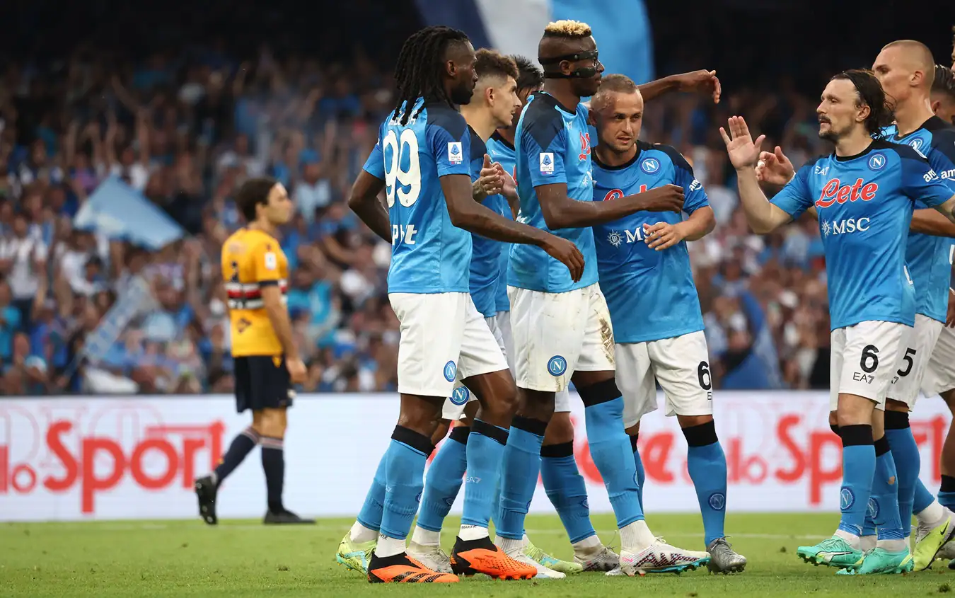 Il Napoli campione batte la Samp: Simeone festeggia con la maglia di Maradona