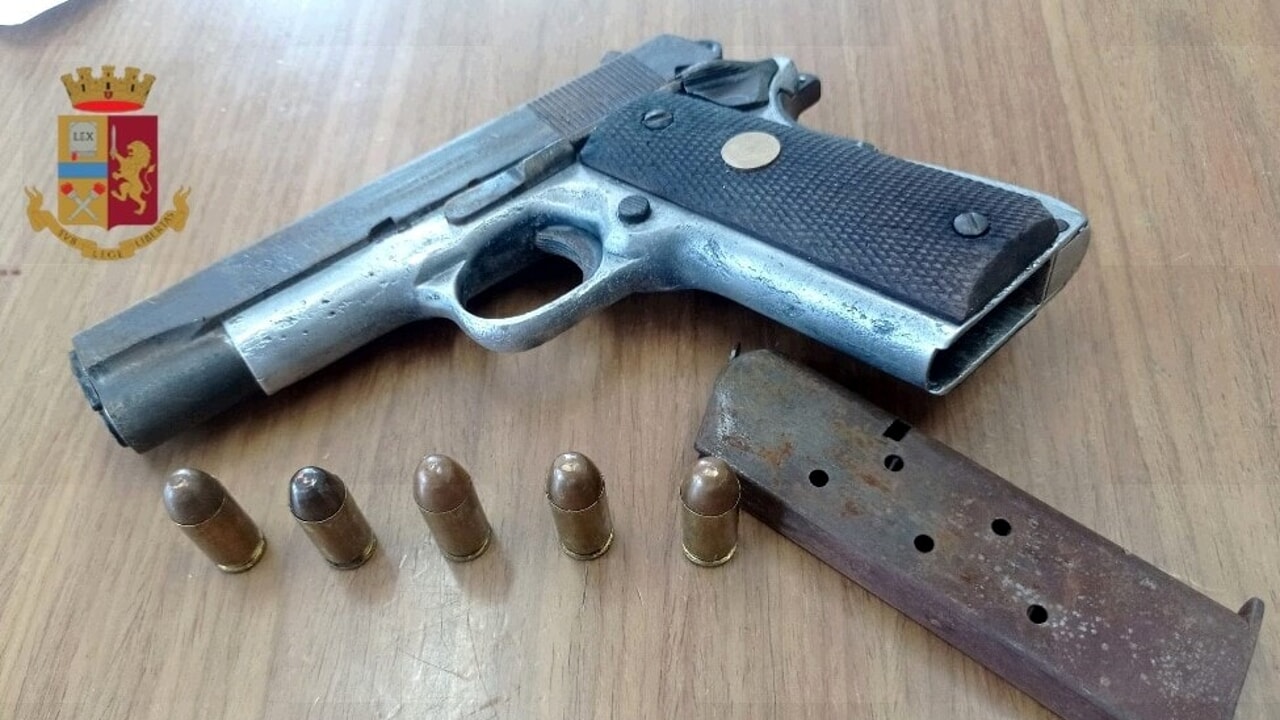 Pistola in tasca munita di 4 cartucce: arrestato 61enne
