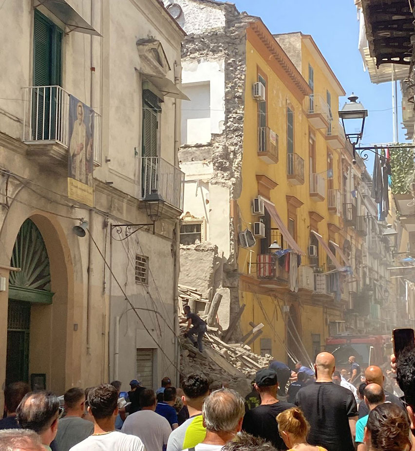 Torre del Greco, crolla una palazzina: ragazza dispersa