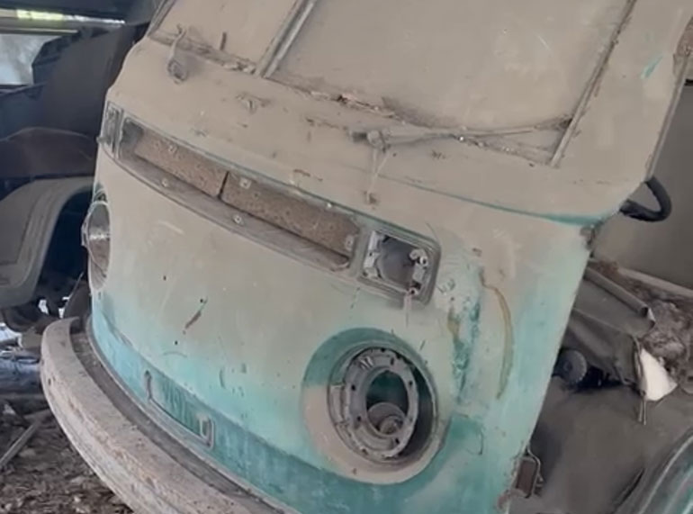 Casalnuovo, pulmini Volkswagen blindati usati dalla camorra ritrovati nel bene confiscato