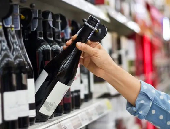 Preso mentre ruba champagne in un supermercato: in manette un 38enne