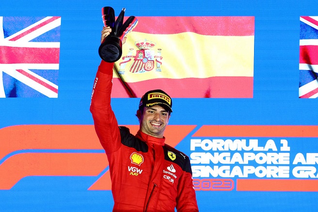 F1- Carlos Sainz vince il GP di Singapore e riporta al successo la Ferrari
