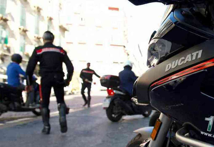 Contromano in scooter  seminano il panico tra i passanti: due giovani arrestati