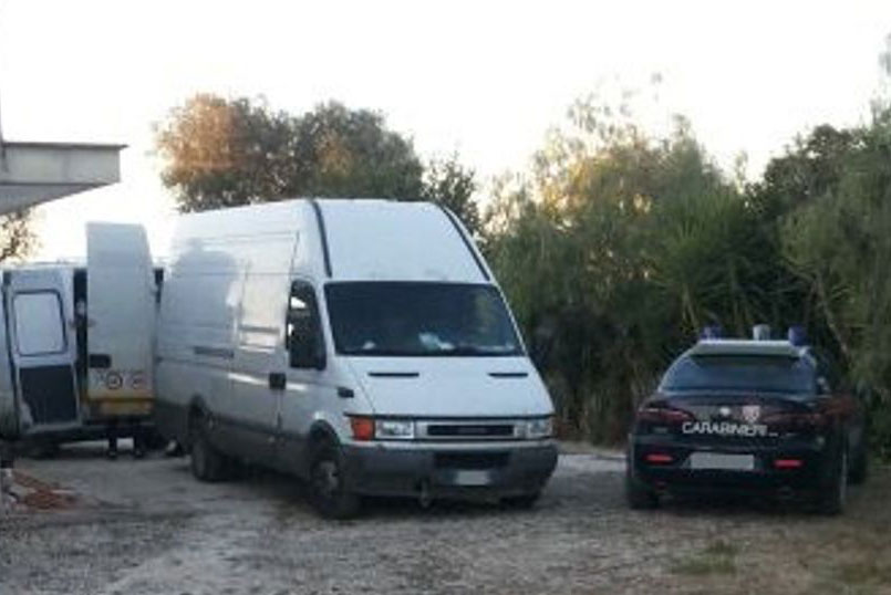 Rubano furgone con migliaia di scarpe  a Scalea: arrestati due napoletani