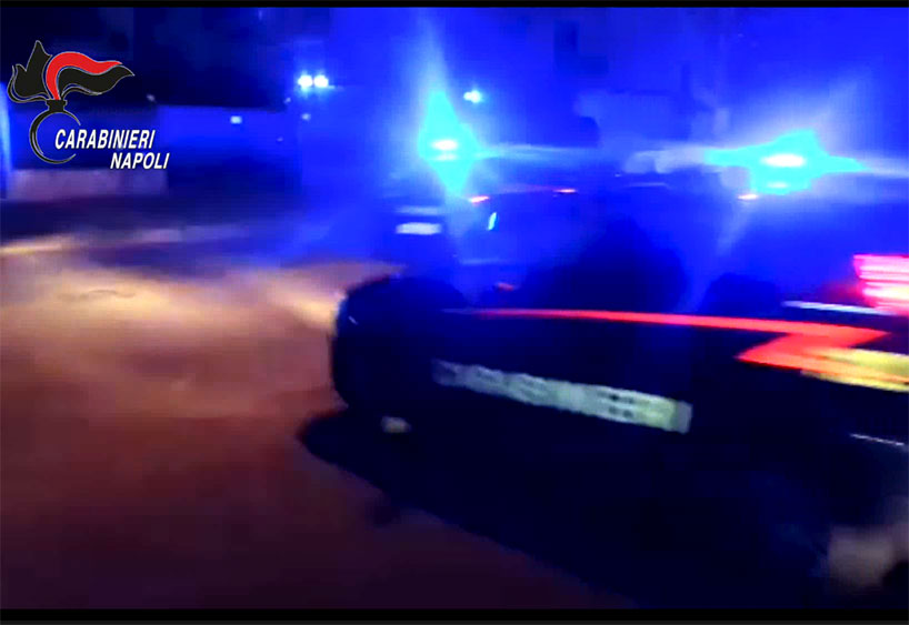 Acerra, spara 7 proiettili tra i passanti contro i carabinieri:  29enne in manette