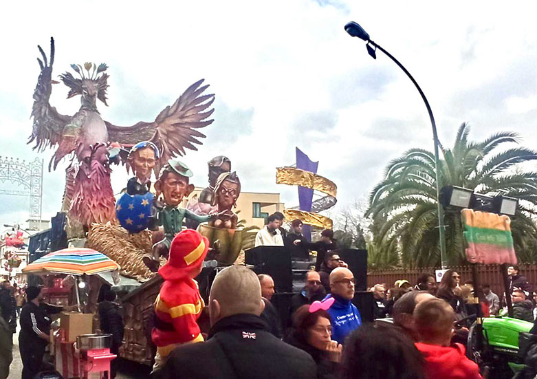 Saviano, Carnevale: martedì grasso la sfilata degli 11 carri allegorici.