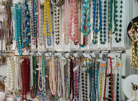 Sequestrati circa 2 milioni di prodotti per la creazione di bijoux