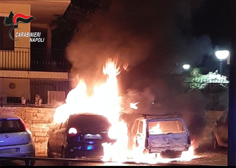 Incendiate 6 auto nella notte: palazzo sgomberato e nessun ferito