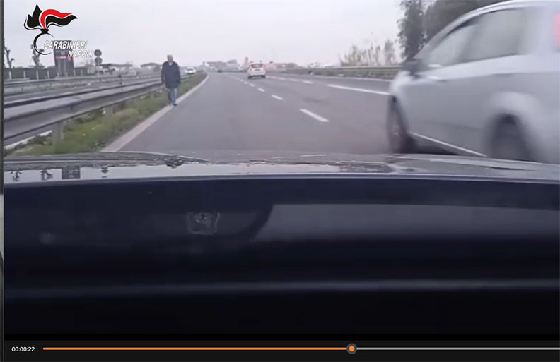 Vaga per l'asse mediano tra le auto che sfrecciano: carabinieri salavano 80enne