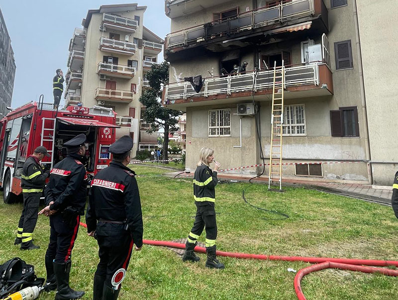 Casalnuovo,  incendio in appartamento: una 47enne ricoverata