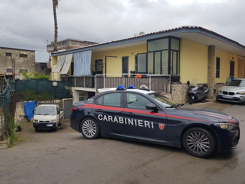 Minaccia di suicidarsi facendo esplodere la casa: tragedia sfiorata per l'intervento di 3 carabinieri
