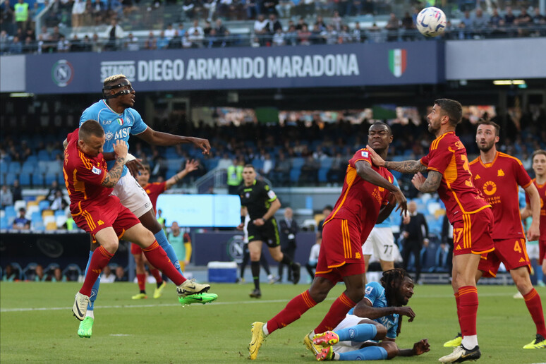 Il Napoli disputa un'ottima gara ma viene beffato nel finale: 2-2 contro la Roma