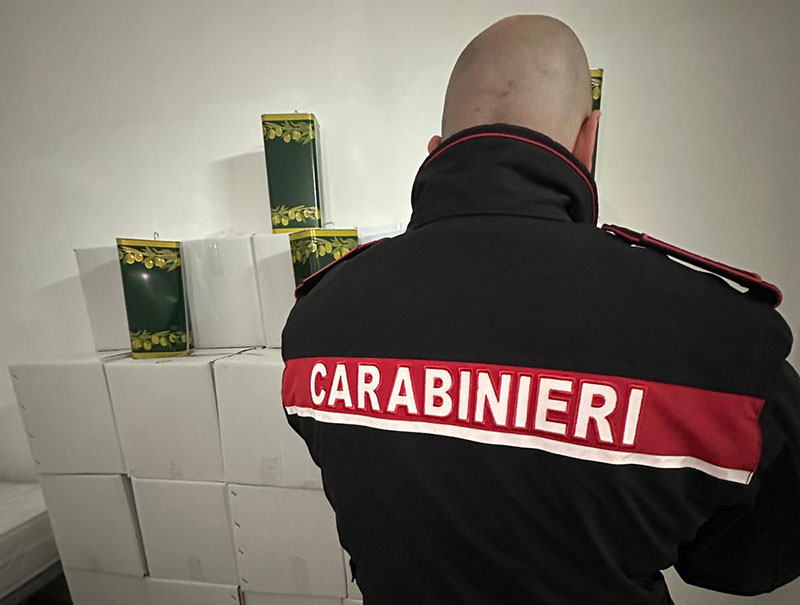 Olio d'oliva contraffatto, sequestrati 900 litri: denunciata una 27enne