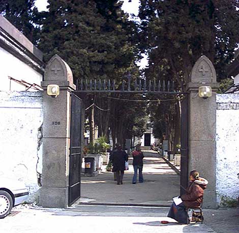 Sant'Anastasia, cimitero a prezzi modici