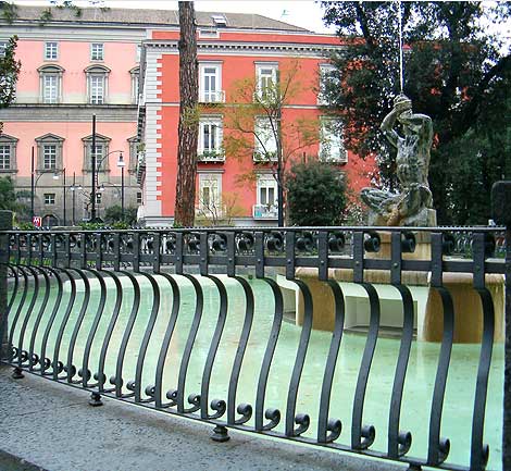 Napoli, nudo nella fontana