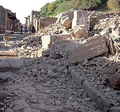 Pompei , crolla un muro nella Domus Aurea