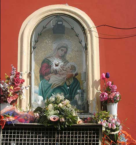 Castello di Cisterna, profanata l'effigie della Madonna