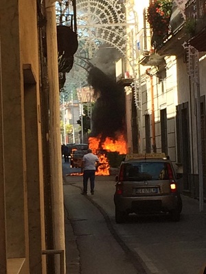 Casamarciano, auto in fiamme in pieno centro