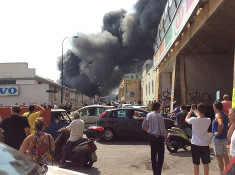 Napoli: incendio in un capannone