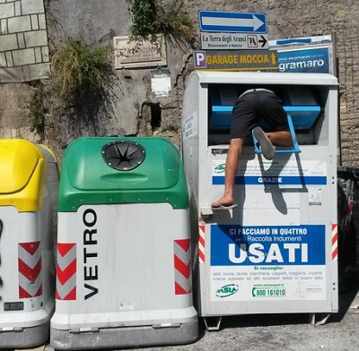 Napoli, bimbi Rom utilizzati per frugare nei rifiuti