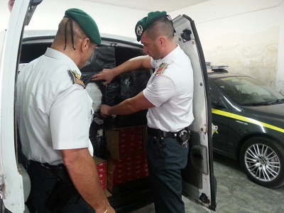 Napoli, maxi-sequestro di sigarette di contrabbando: 5 arresti