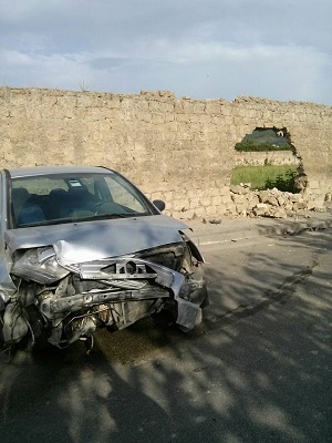 Nola, auto impatta contro muro in via Sarnella