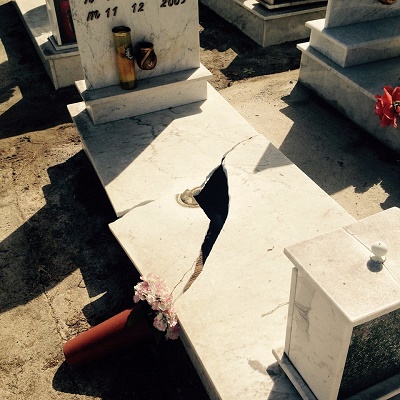 Pomigliano, cimitero vandalizzato: tombe distrutte a colpi di martello