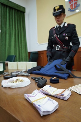 Napoli, armi e preziosi in casa: arrestata 51enne