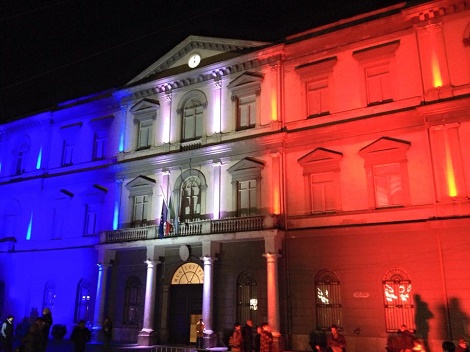 Nola, solidarietà in Piazza Duomo: il tricolore francese illumina il municipio