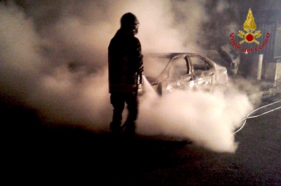 Paura a Mugnano del Cardinale, 4 auto coinvolte in un incendio