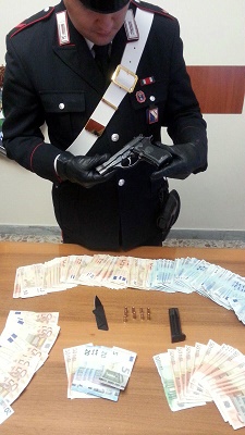 Ponticelli, fuggono all'alt dei Carabinieri: armi e denaro occultati nei borselli
