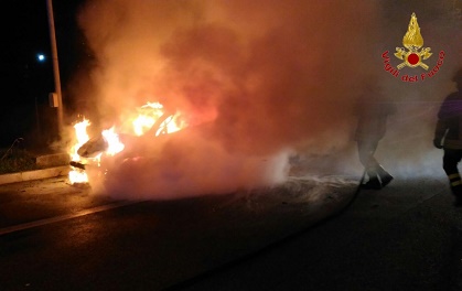 Baiano, auto in fiamme al casello autostradale