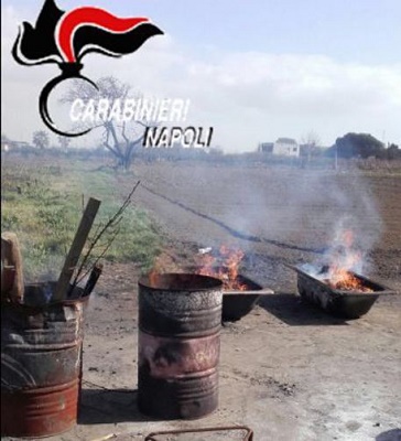 Qualiano, produceva carbonella incendiando rifiuti pericolosi: arrestato 37enne