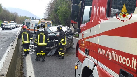 Avellino, auto ribaltata in autostrada: ferito 49enne