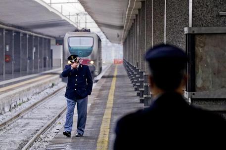 Si abbracciano prima di lanciarsi sotto al treno: tragedia a Napoli