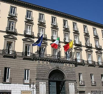 Napoli: cornetti ,  soldi  e baci per pratiche dovute: sospesi 2 impiegati del Comune