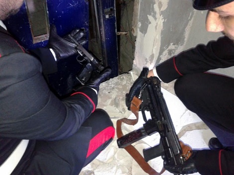 Armi e droga nella periferia Nord di Napoli: blitz dei Carabinieri