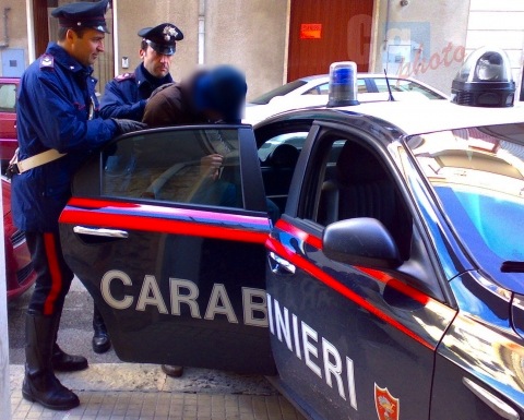 Acerra, fermato per un controllo stradale: aggredisce i Carabinieri