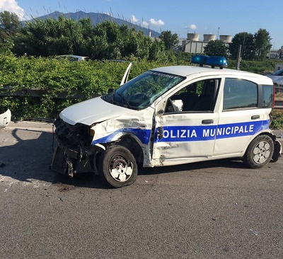 Doppio incidente ad Acerra, auto in corsa contro il blocco della Municipale
