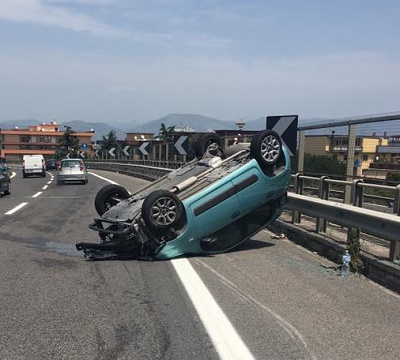 Pomigliano, terribile incidente sulla Ss162: auto ribaltata in strada