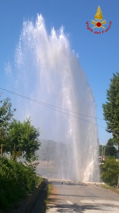 Scoppia condotta idrica, 2 abitazioni evacuate ad Ariano Irpino