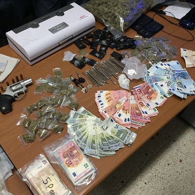 Napoli, blitz nel garage ed arresto: sequestrati armi e droga