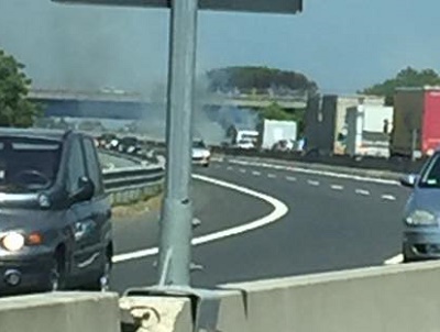 Pomigliano, paura in autostrada: furgone avvolto dalle fiamme