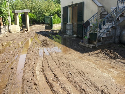 Nola, via Sarnella due giorni dopo: fango e aria irrespirabile