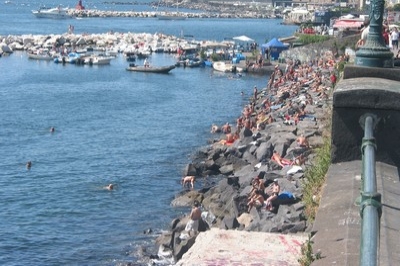 Napoli, furti in spiaggia: minori nei guai
